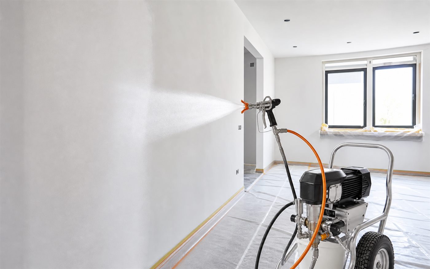 Realistická ukážka airless maľovania interiéru